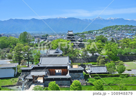 信濃国　国宝松本城　天守閣と小天守　櫓門と水堀 108948879