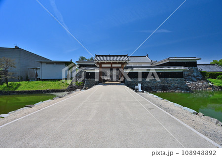 信濃国　国宝松本城　天守閣と小天守　櫓門と水堀 108948892