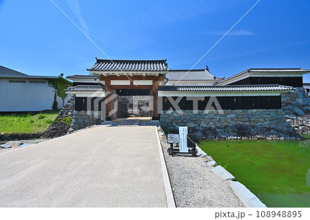 信濃国　国宝松本城　天守閣と小天守　櫓門と水堀 108948895
