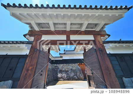 信濃国 国宝松本城 天守閣と小天守 櫓門と水堀 信濃国 国宝松本城 天守閣と小天守 櫓門と水堀 108948896