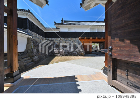 信濃国　国宝松本城　天守閣と小天守　櫓門と水堀 108948898