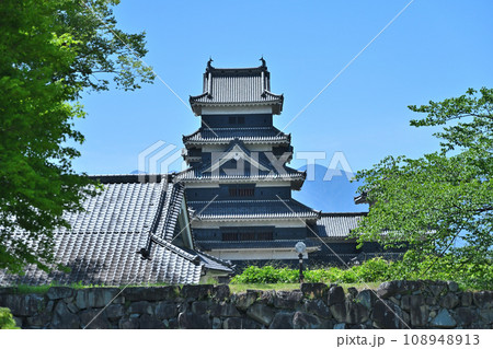 信濃国 国宝松本城 天守閣と小天守 櫓門と水堀 信濃国 国宝松本城 天守閣と小天守 櫓門と水堀 108948913