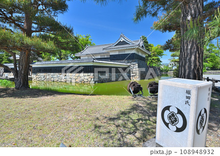 信濃国 国宝松本城 天守閣と小天守 櫓門と水堀 信濃国 国宝松本城 天守閣と小天守 櫓門と水堀 108948932