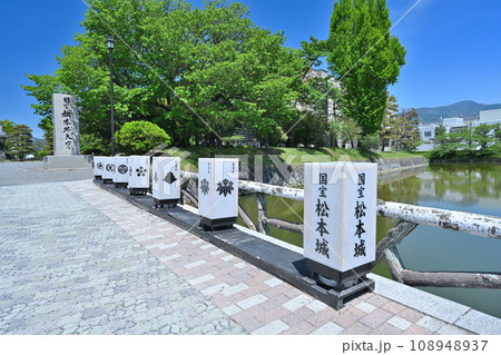 信濃国 国宝松本城 天守閣と小天守 櫓門と水堀 信濃国 国宝松本城 天守閣と小天守 櫓門と水堀 108948937