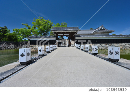 信濃国　国宝松本城　天守閣と小天守　櫓門と水堀 108948939