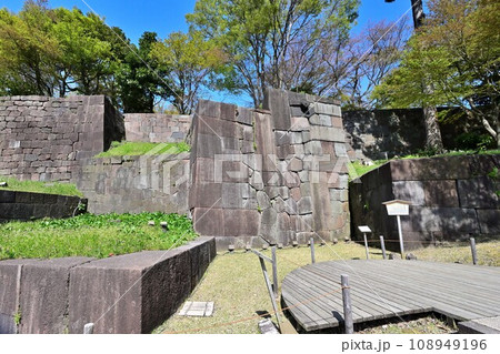 加賀国　晴天の金沢城　色紙短冊積石垣 108949196