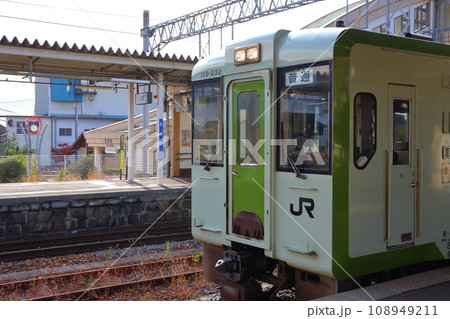 飯山線 豊野駅に停車する普通列車 キハ110系 108949211