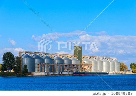 Modern granaries for storing cereal grains on a bank of the Dnieper river 108949288