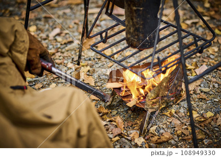 焚き火をする人 108949330
