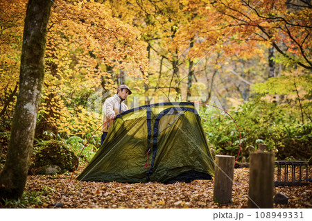 テントを張る男性 108949331