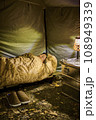 テントの中で寝袋で寝る男性 108949339