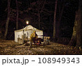 キャンプ場での焚き火をするソロキャンパー 108949343