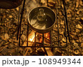 焚き火で熱燗を作る 108949344