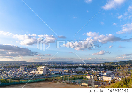 晩秋京都府木津川市城山台にて JR木津駅とその向こう南京都の山々を望む② 晩秋京都府木津川市城山台にて JR木津駅とその向こう南京都の山々を望む② 108950547
