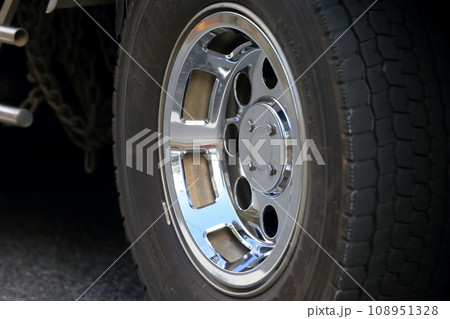 トラックのタイヤ イメージ トラックのタイヤ イメージ 108951328