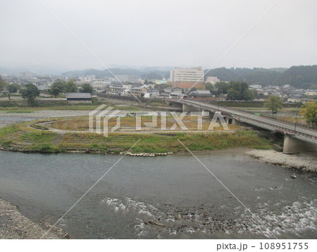 熊本県人吉市を流れる、日本三大急流として名高い球磨川 108951755