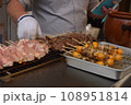 屋台で焼き鳥を焼く 108951814