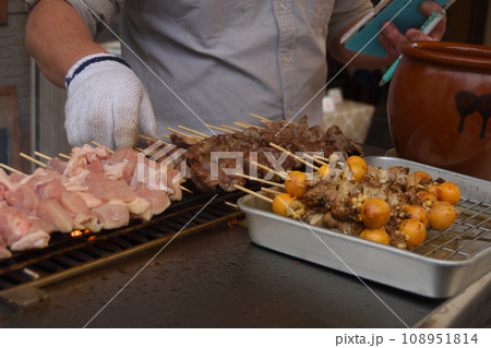 屋台で焼き鳥を焼く 108951814