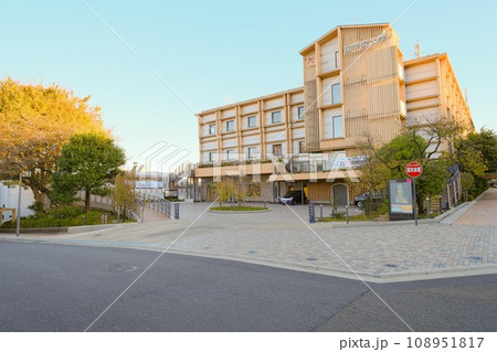 夕暮れの國學院大学 108951817