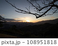 国見ヶ丘から望む日の出 108951818