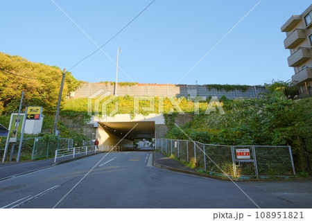 たまプラーザ住宅街の東名高速道路 たまプラーザ住宅街の東名高速道路 108951821