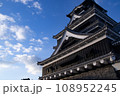 そびえる熊本城 108952245