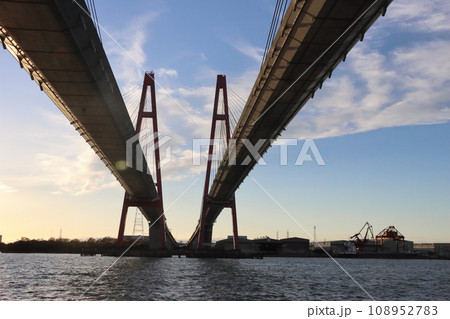 夕暮れ名古屋港、名港トリトン下から写す 108952783