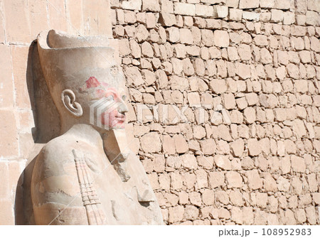 Statue of Queen Hatshepsut at entrance of Deir el-Bahari (Deir el-Bahri) the Mortuary Temple of Hatshepsut in Valley of the Kings, Western Thebes, Luxor, Egypt Statue of Queen Hatshepsut at entrance of Deir el-Bahari (Deir el-Bahri) the Mortuary Temple of Hatshepsut in Valley of the Kings, Western Thebes, Luxor, Egypt 108952983