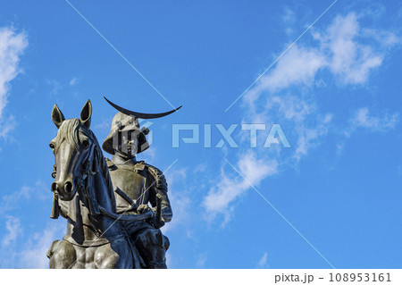 青空に映える伊達政宗騎馬像 108953161
