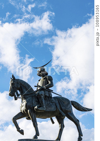 青空に映える伊達政宗騎馬像 108953165
