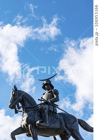 青空に映える伊達政宗騎馬像 108953166
