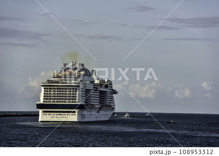 金沢港を出航するMSCベリッシマ 金沢港を出航するMSCベリッシマ 108953312
