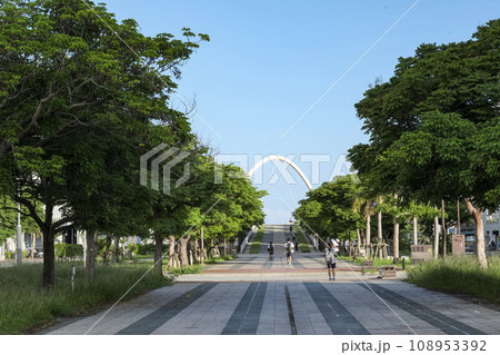 那覇新都心と呼ばれるおもろまちの街並み 那覇新都心と呼ばれるおもろまちの街並み 108953392