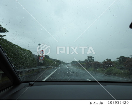 雨の日の高速道路 高速道路の運転 雨の日の高速道路 高速道路の運転 108953420