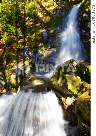 長野県大桑村阿寺渓谷にある六段の滝 108953573
