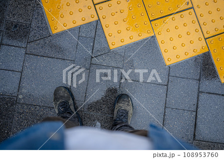 雨の日の散歩 濡れた靴と歩道 雨の日の散歩 濡れた靴と歩道 108953760