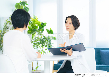 カウンセリングする女性 108953829