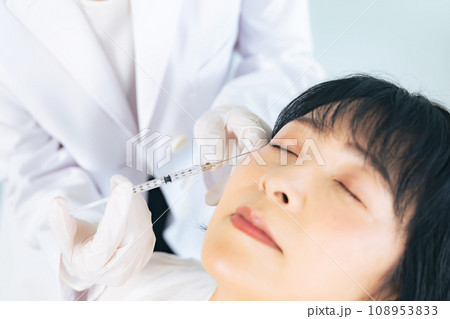 顔に注射を受ける女性 美容整形 ヒアルロン酸 ボトックス注射 顔に注射を受ける女性 美容整形 ヒアルロン酸 ボトックス注射 108953833