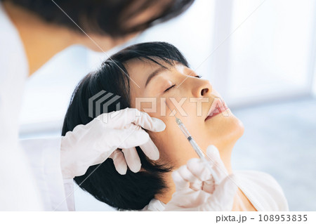 顔に注射を受ける女性　美容整形　ヒアルロン酸　ボトックス注射 108953835