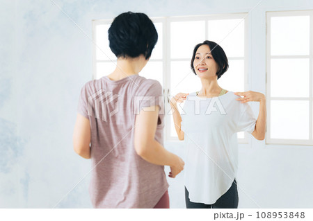 肩甲骨をほぐすエクササイズを教えるパーソナルトレーナー 108953848