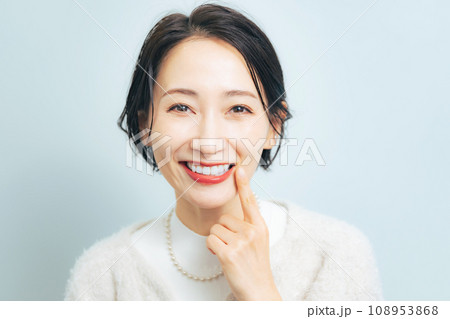 白い歯をみせる女性　デンタルケア　ホワイトニング 108953868