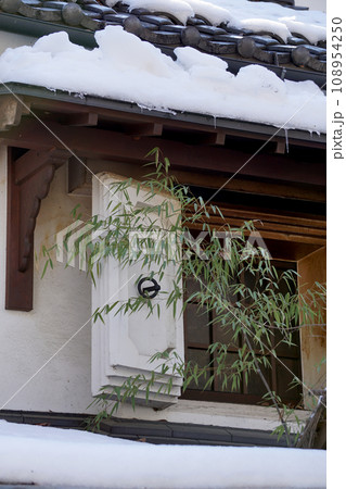蔵造りの屋根に積もった雪 蔵造りの屋根に積もった雪 108954250