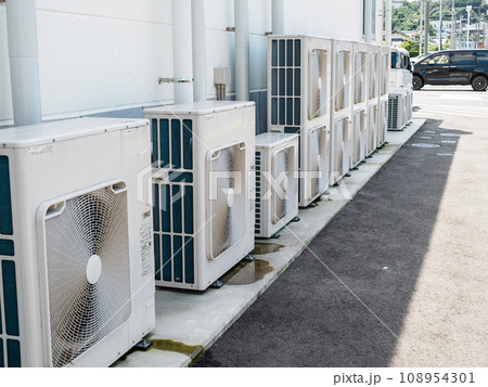 商業施設のエアコン室外機 商業施設のエアコン室外機 108954301