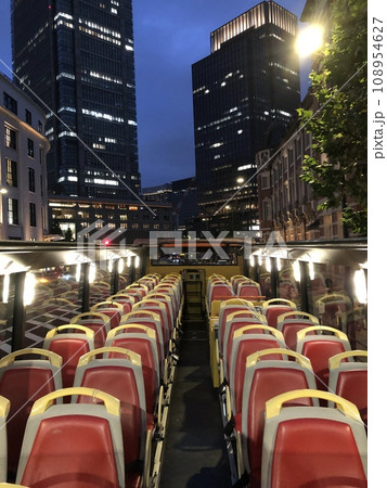 はとバスのオープントップバス(2階建てバス) 108954627