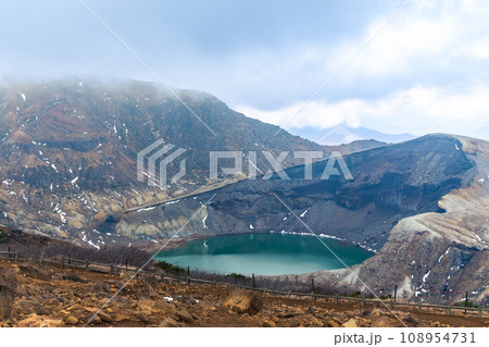 雲間から望む神秘的な火山湖 雲間から望む神秘的な火山湖 108954731