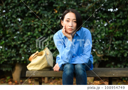 ベンチに座って悩む女性 108954749