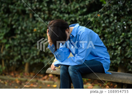ベンチに座って悩む女性 108954755