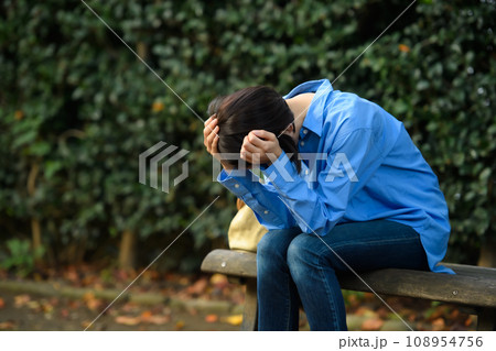 ベンチに座って悩む女性 108954756