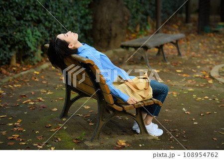 ベンチに座って悩む女性 ベンチに座って悩む女性 108954762