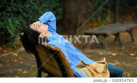 ベンチに座って悩む女性 ベンチに座って悩む女性 108954763